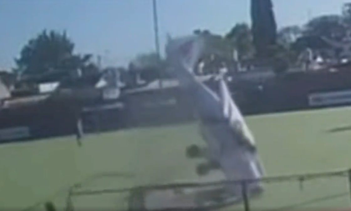 Video: así fue el aterrizaje de emergencia de la avioneta publicitaria «El Pájaro» en la cancha del Pucará de Burzaco