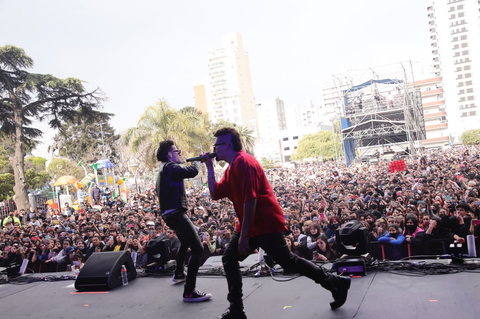 Mau y Ricky, junto a Agapornis en la Plaza Grigera por los festejos del 160º Aniversario de Lomas
