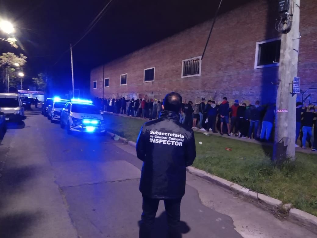 Remedios de Escalada: desbaratan fiesta clandestina con más de 250 asistentes