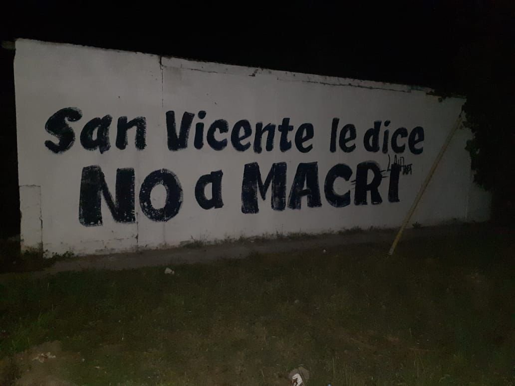 Con pintadas en el Conurbano, el peronismo salió a decirle “No a Macri”