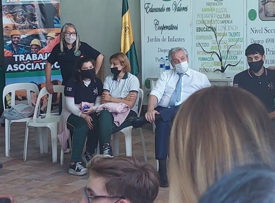 «Hola, vengo a dar una clase de Educación Vocacional»: Alberto Fernández visitó sorpresivamente el Colegio Modelo de San José
