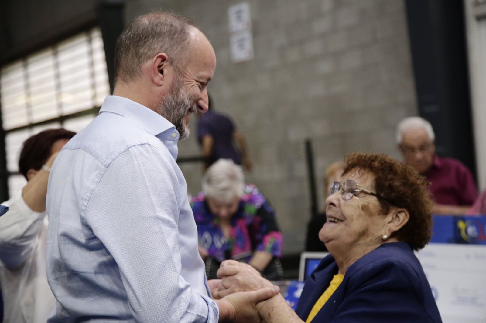 Insaurralde entregó subsidios y computadoras a 90 centro de jubilados de Lomas de Zamora