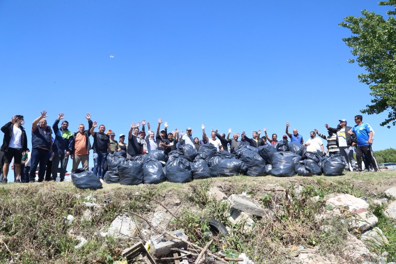«Recuperar el Río para los vecinos»: Juntos realizó una jornada de limpieza en La Costa de Sarandí