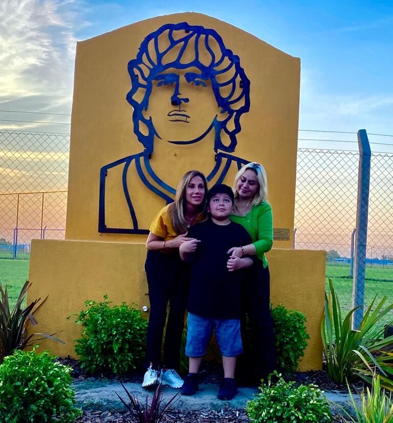 Calle y plaza con su nombre, y un monumento en Ezeiza: emotivo homenaje a Diego Armando Maradona
