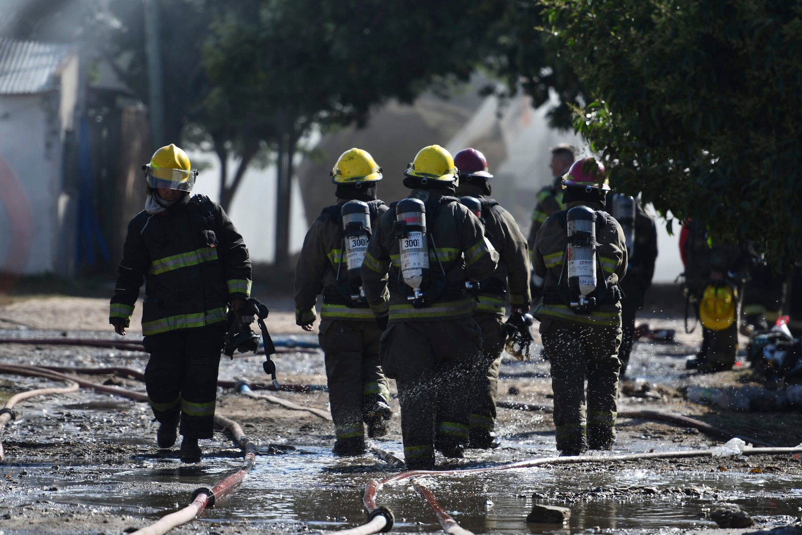 Berazategui: incendio en una fábrica de químicos generó una nube tóxica