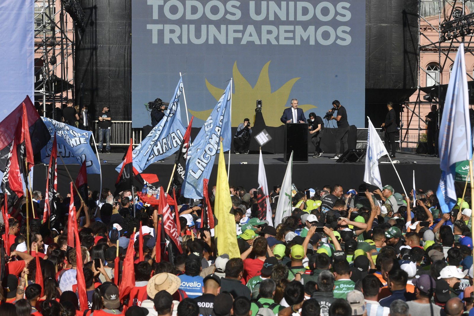 Alberto Fernández, ante una multitud: «El triunfo no es vencer sino nunca darse por vencido»