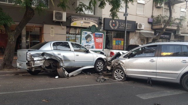 Automovilista se quedó dormido y chocó contra dos autos estacionados en Boedo