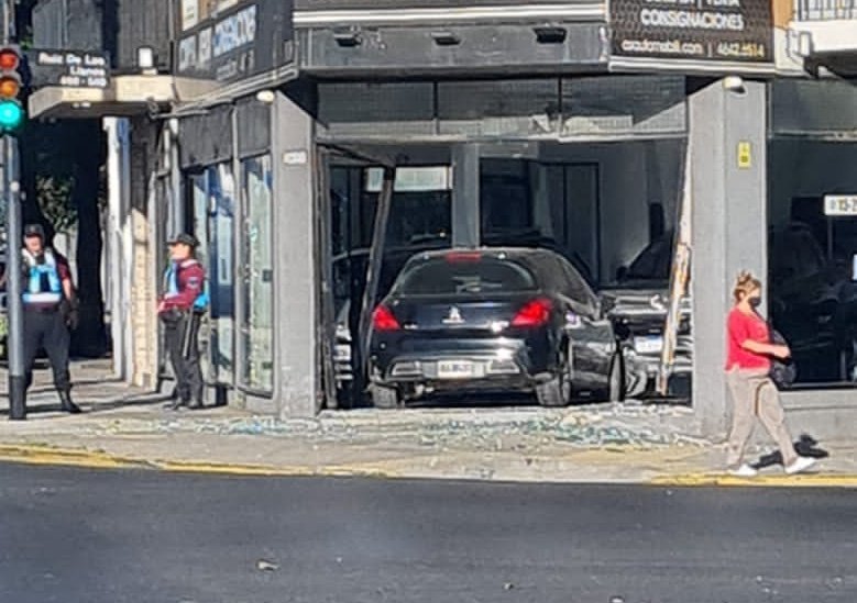 Villa Luro: conductor alcoholizado se inscrustó con su auto en una concesionaria