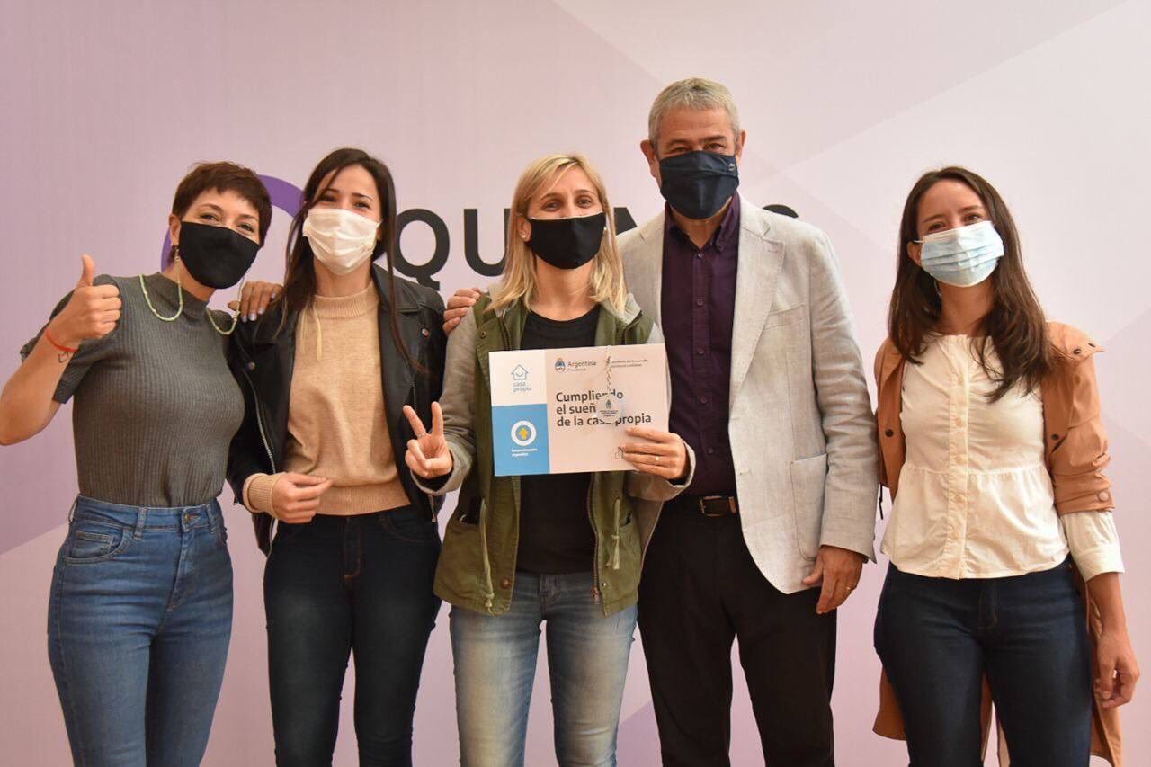 Jorge Ferraresi y Mayra Mendoza entregaron créditos a tasa cero a familias de Quilmes