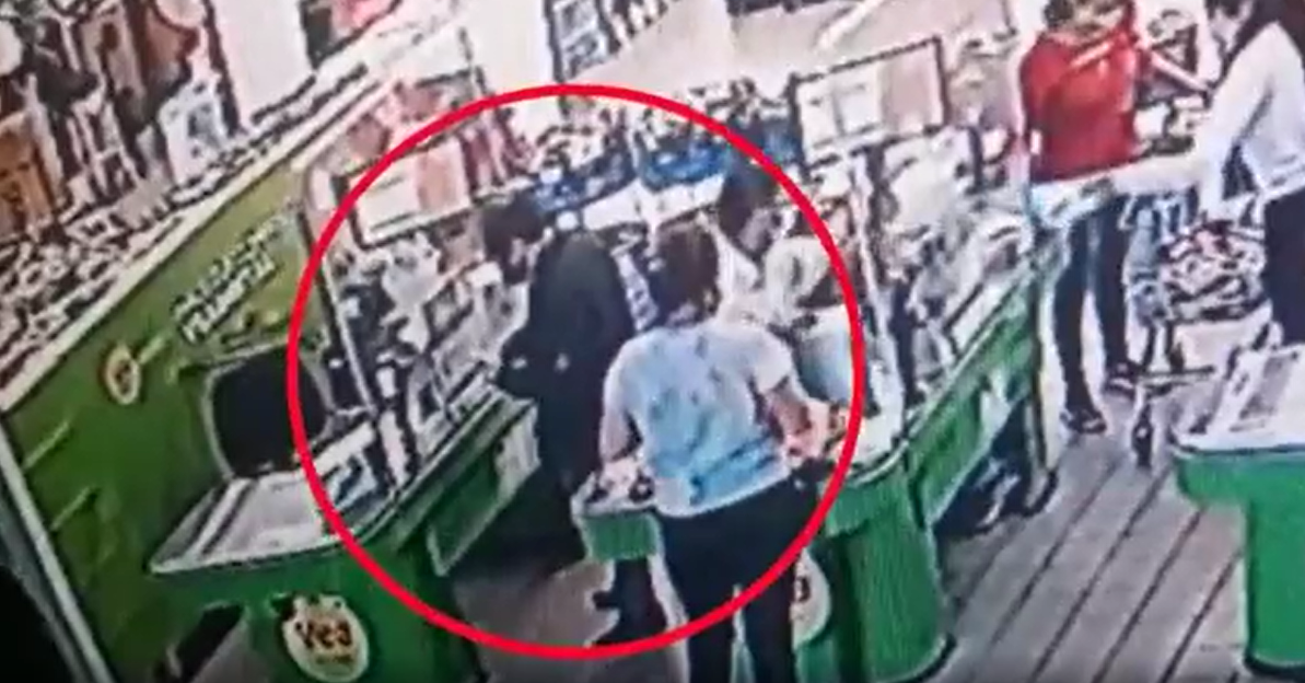 Detienen a un hombre que quiso pagar en un supermercado con tarjeta y DNI de «Banana» Pueyrredón