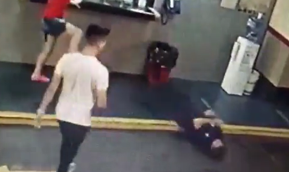 Adolescente desencajado deja inconsciente de un golpe a un empleado de un garaje por un rayón en el auto