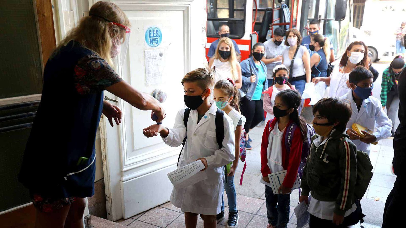 Desde hoy no es obligatorio el uso de tapabocas en espacios al aire libre en escuelas bonaerenses