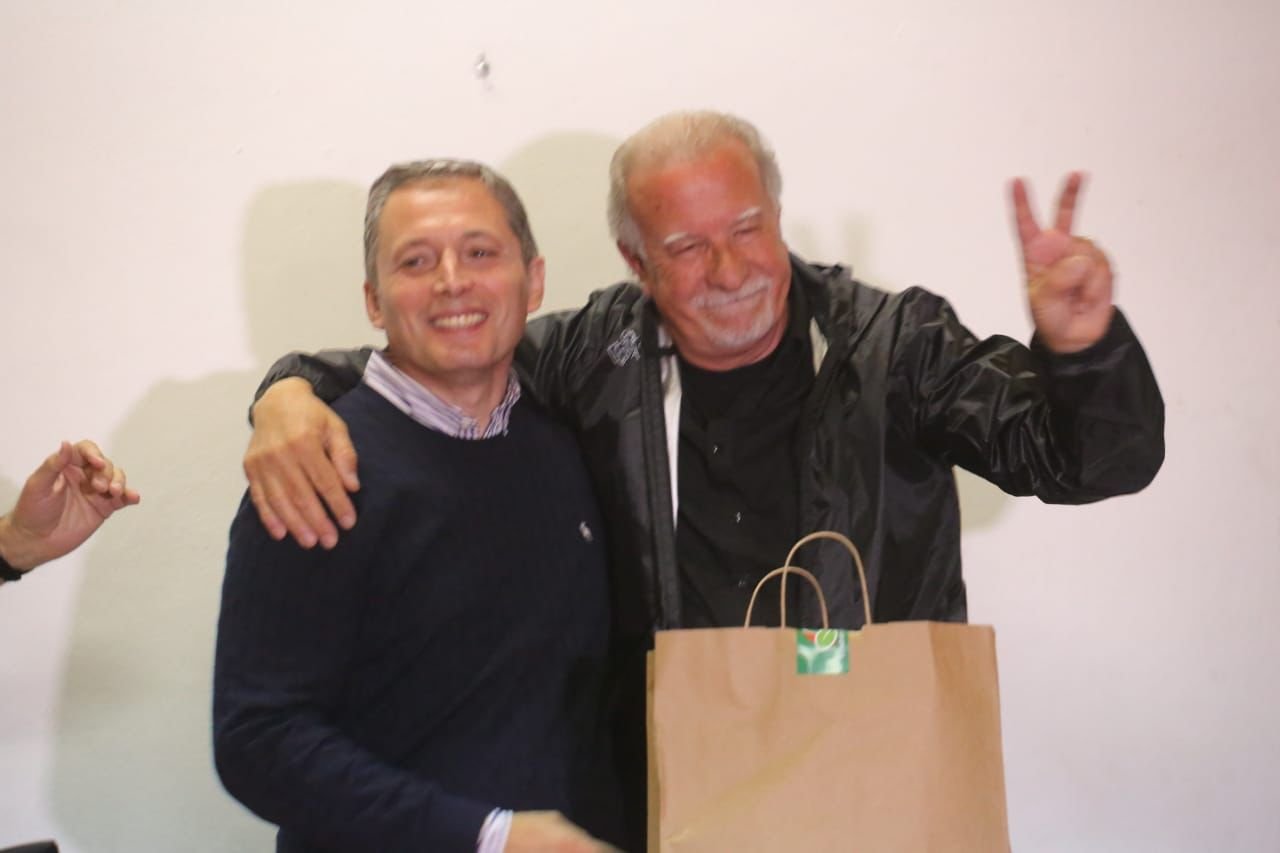 Señal política: Fernando Gray y Omar Plaini junto a canillitas de Esteban Echeverría