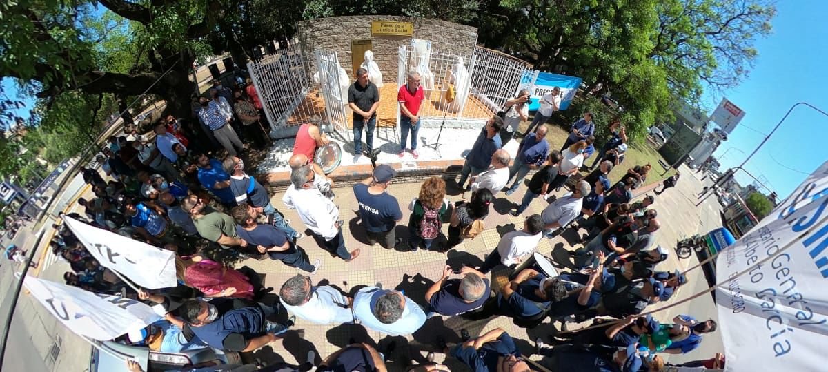 El titular de la CGT lomense, Sergio Oyhamburú, encabezó el acto de puesta de valor del “Paseo de la Justicia” en la Plaza Grigera