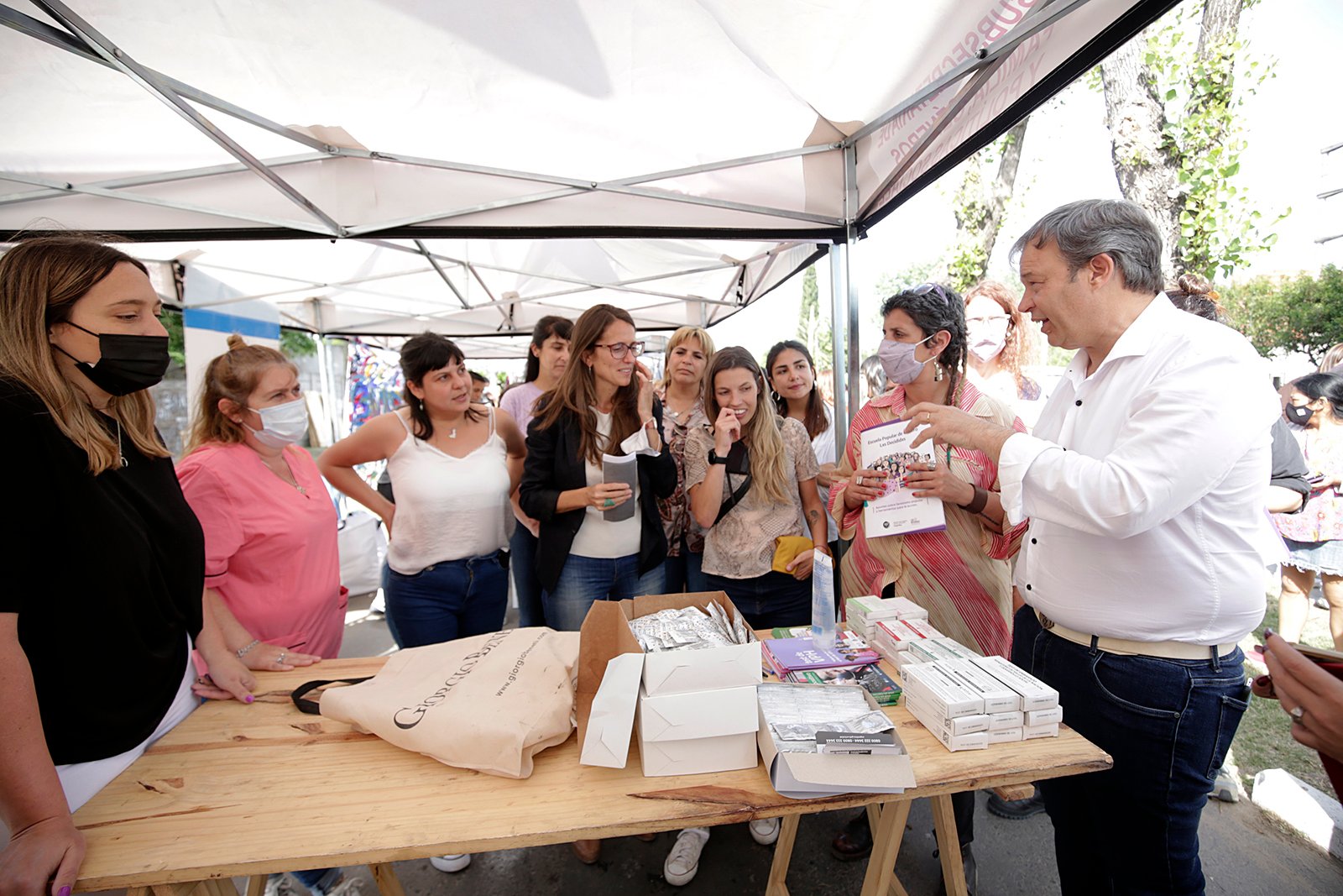 Cascallares visitó taller textil de emprendedoras que promueven el cuidado del ambiente