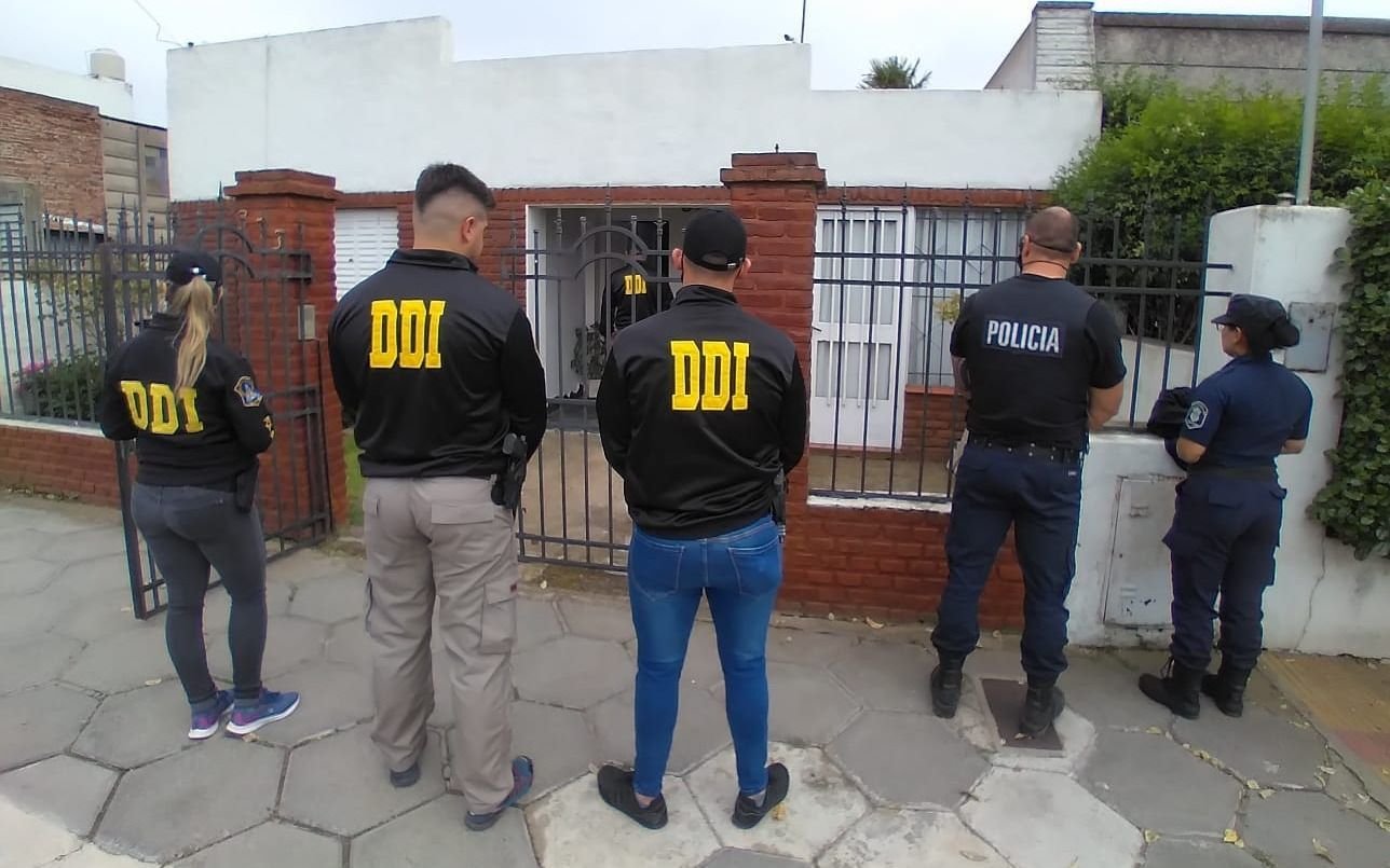 Comisario entre los detenidos: megaoperativo en Lanús, Vicente López, San Fernando entre otros distritos para desbaratar banda que distribuía pornografía infantil