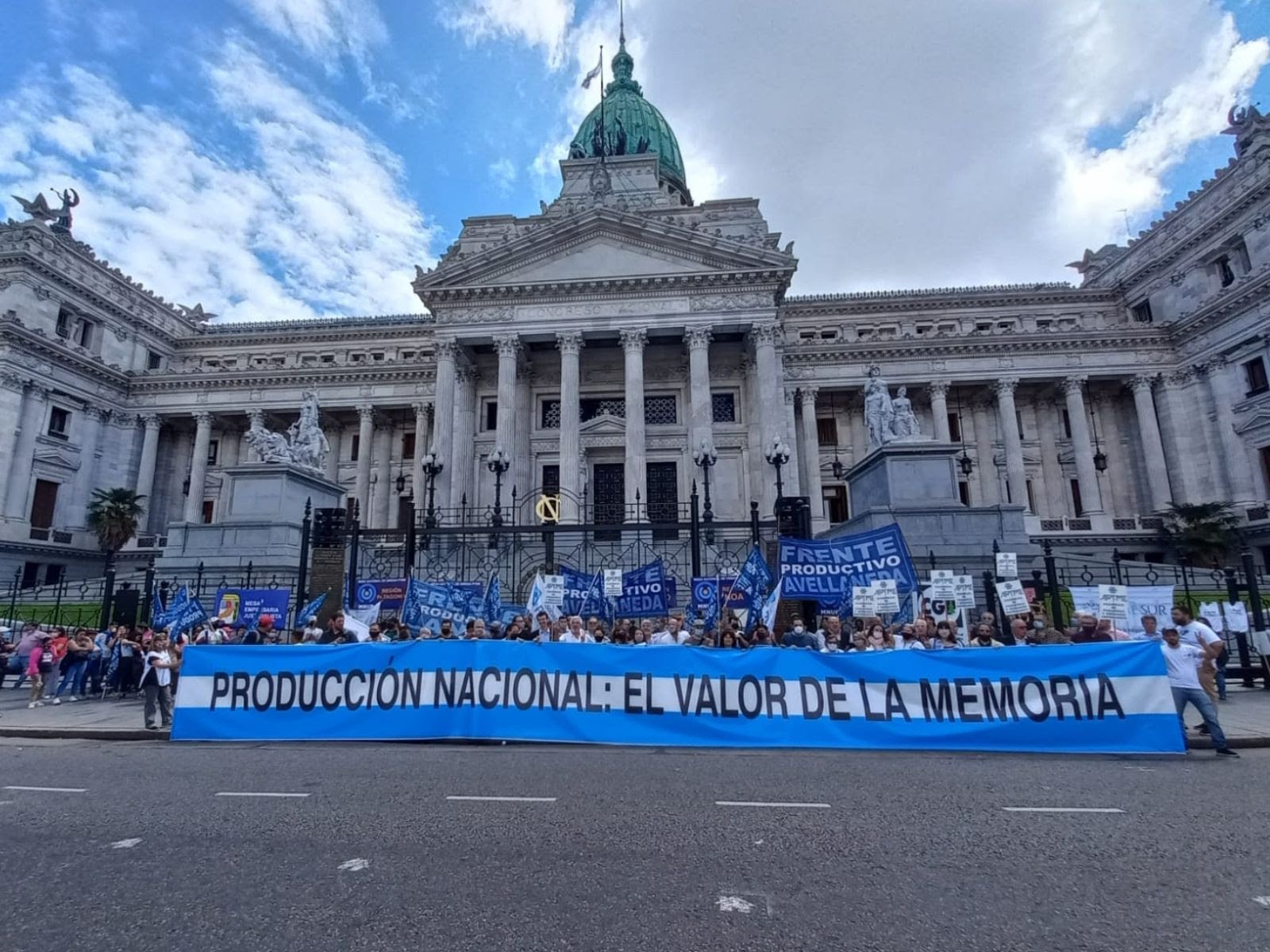 Pymes y sectores de la producción nacional se movilizaron hacia el Congreso bajo la consigna “Tenemos Memoria”