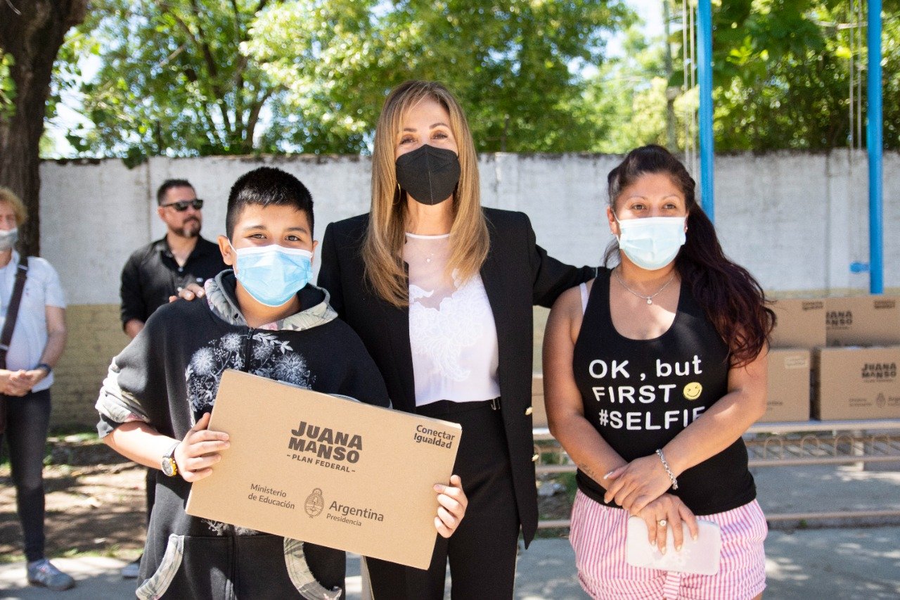 Dulce Granados encabezó una entrega de netbooks a alumnos de la escuela N° 21 de La Unión