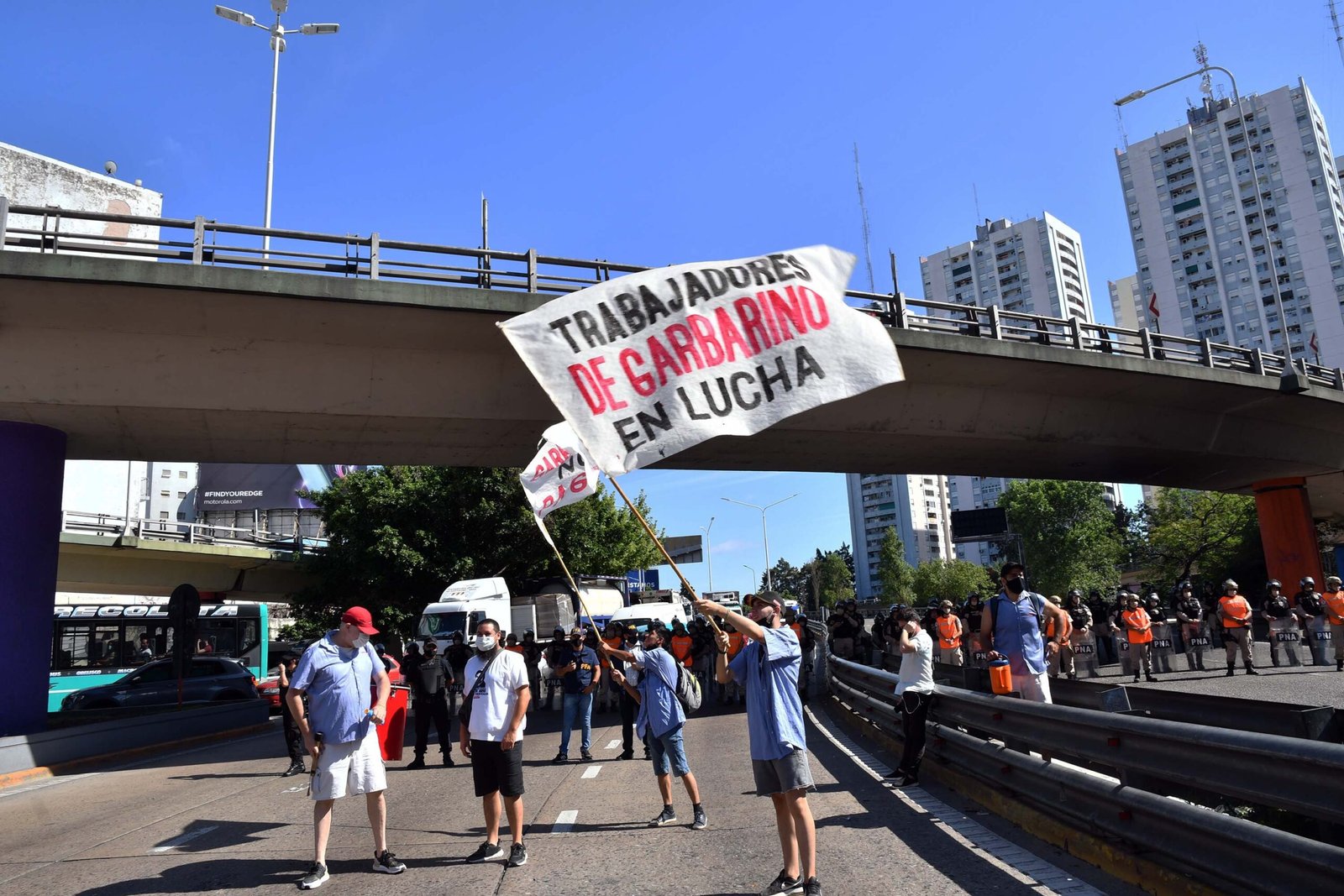 Trabajadores de Garbarino se reunieron con funcionarios y levantan protesta en el Puente Pueyrredón