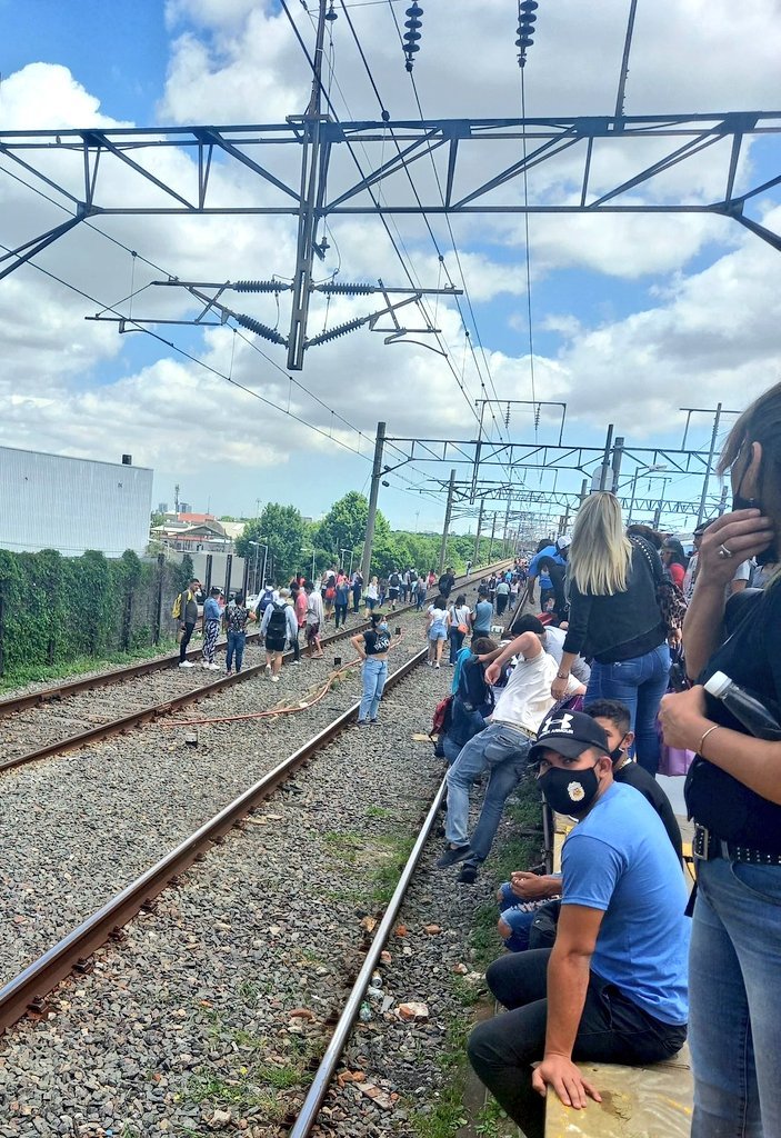 Luego de una mañana de reclamo, el Tren Roca restituye lentamente el servicio