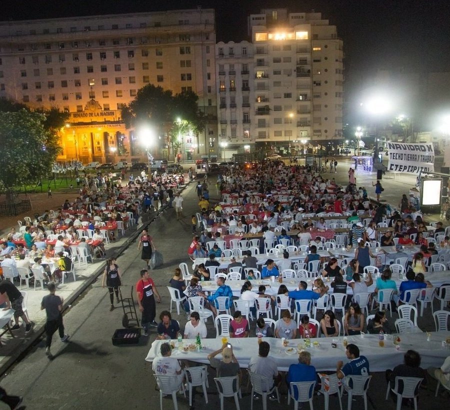 Desocupados y familias sin techo compartieron la Nochebuena en el Obelisco y frente al Congreso