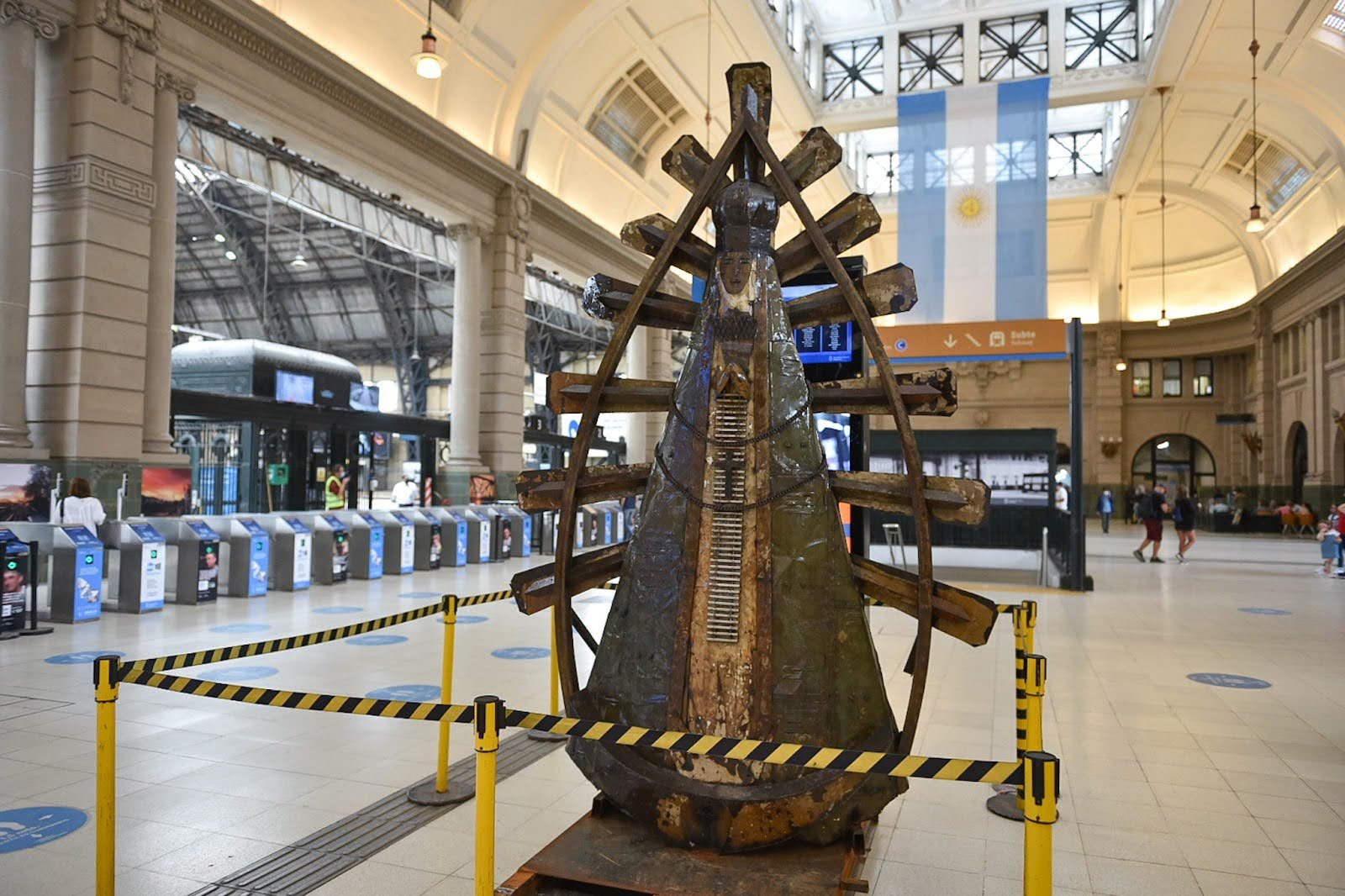 La Virgen Itinerante de Alejandro Marmo recorrerá las estaciones ferroviarias