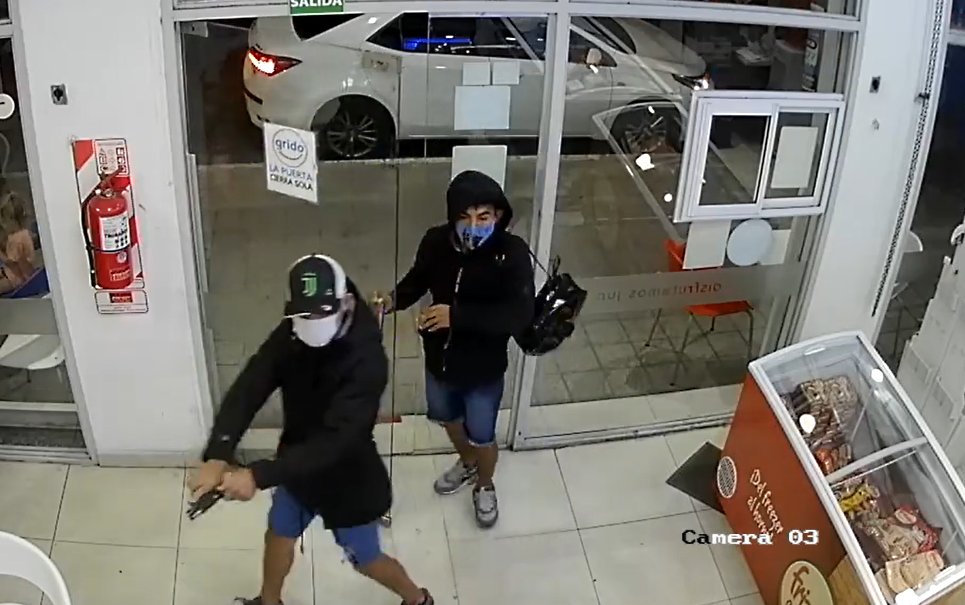 Intentaron robar en una heladería de Villa Centenario y acabaron tiroteándose con un efectivo de civil