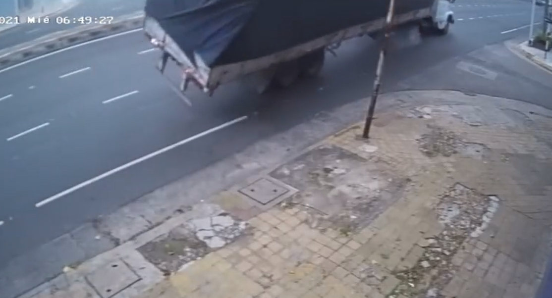 Avellaneda: un camión volcó y generó demoras en el tránsito