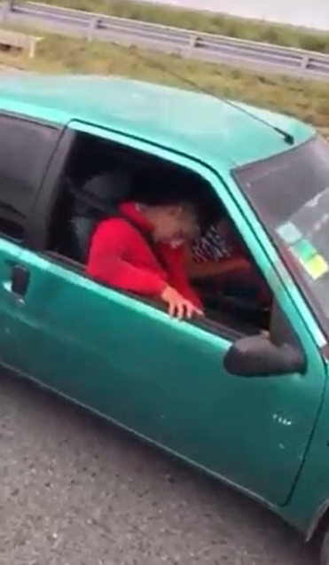 Pidieron retirar la licencia de conducir a dos policías dormidos y alcoholizados en plena Ruta 11