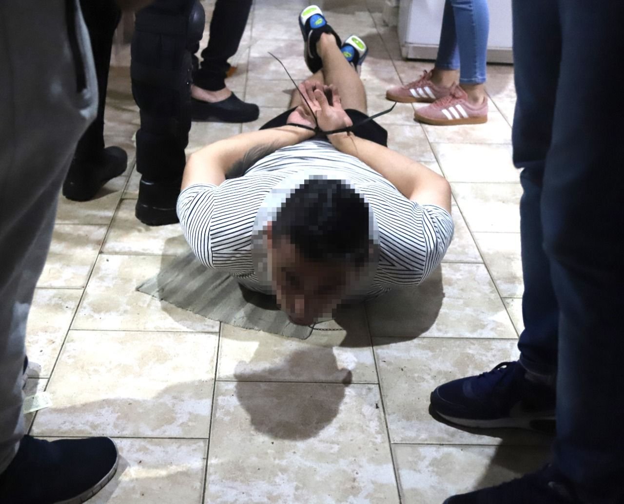 Lanús: cayó un kiosquero de un polirubro que vendía drogas frente a un Club Municipal