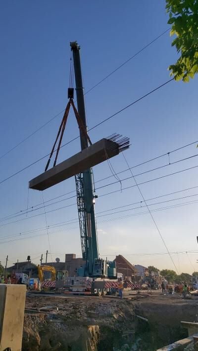 Paso bajo nivel de San Martín en Burzaco: colocaron dos puentes ferroviarios de 200 toneladas y circulan las formaciones del Tren Roca
