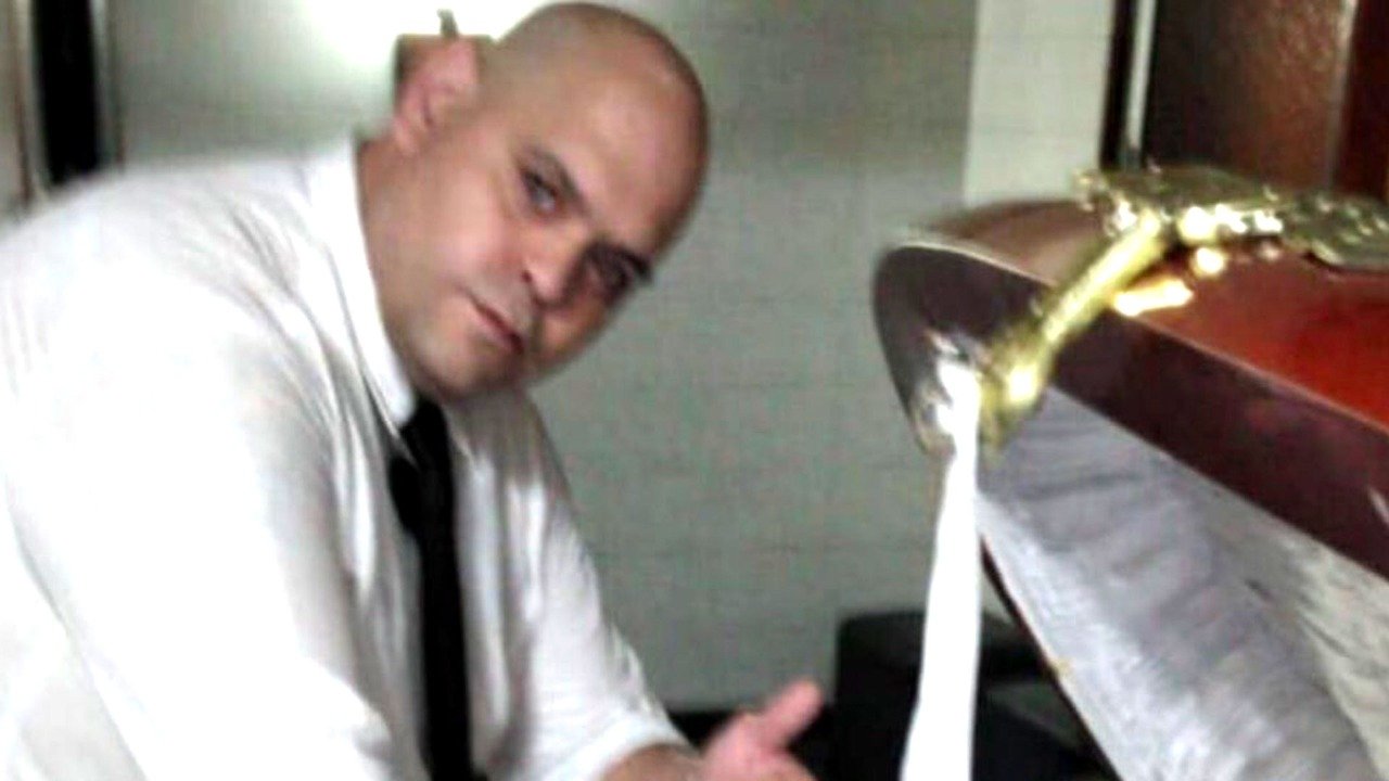 Condenan a empleado de la funeraria que se sacó una foto con el cuerpo de Maradona