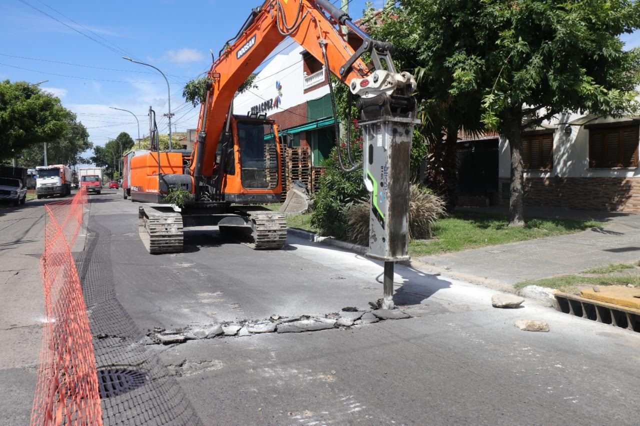 Avanzan los trabajos de repavimentación sobre la Avenida Rivadavia en Valentín Alsina