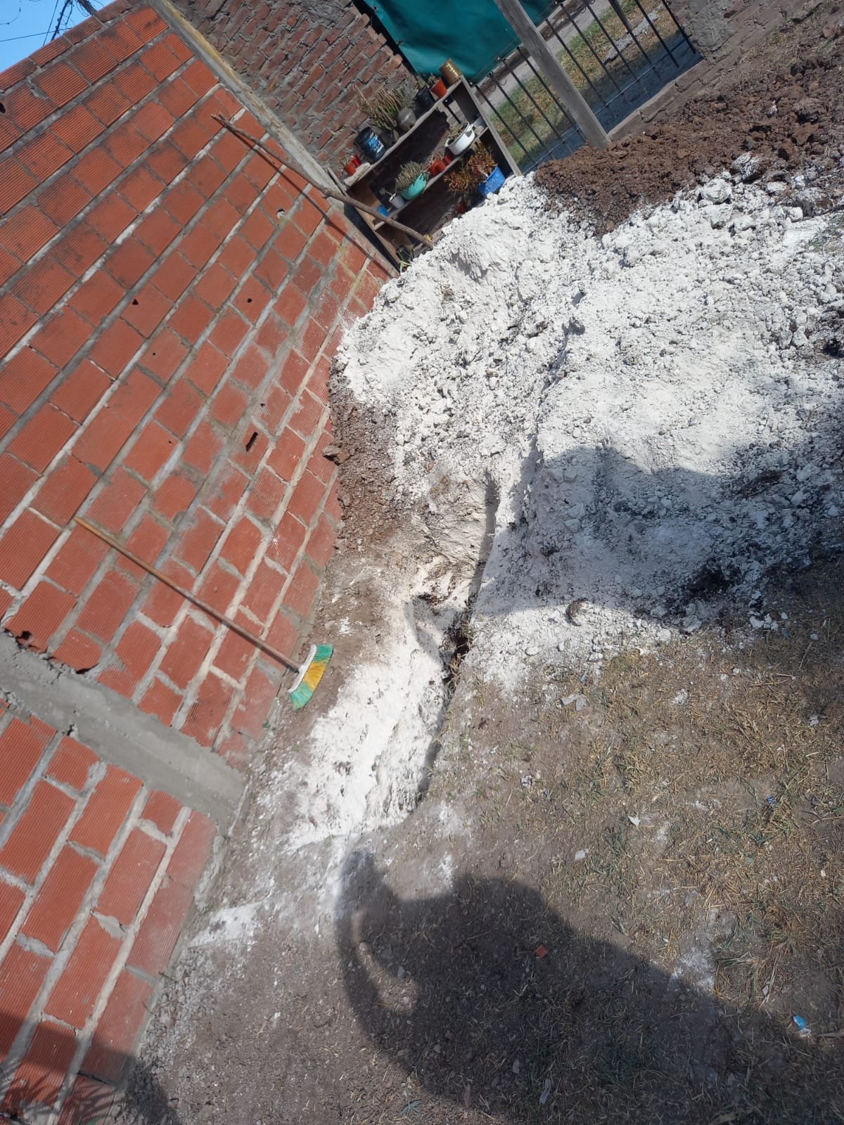 Berazategui: hallan enterrado a un hombre en su casa y por el crimen detienen a su concubina