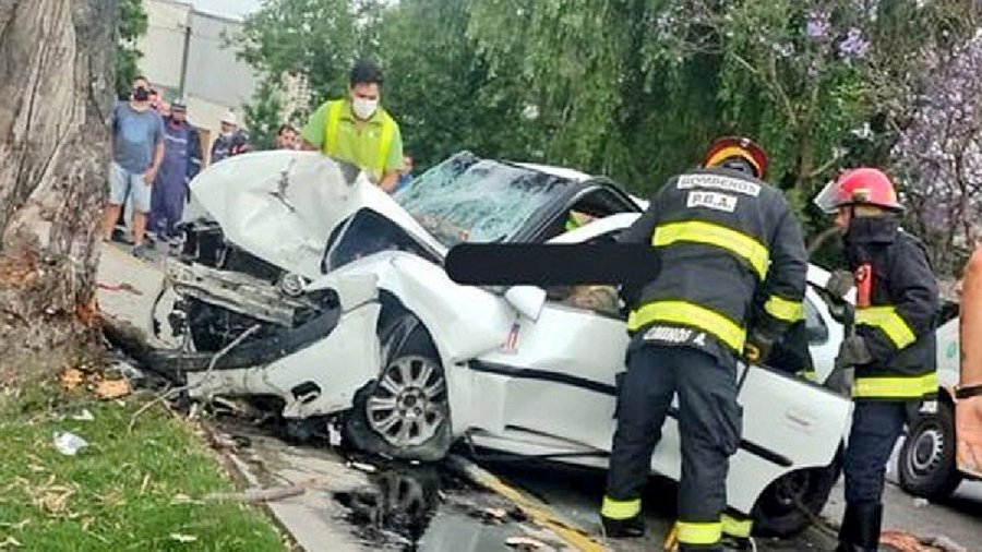 Tragedia en La Plata: dos muertos y un herido en choque frontal de un auto contra un árbol