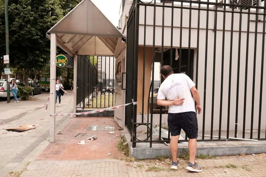 Provocan una explosión en un cajero automático cerca del Ministerio de Salud bonaerense