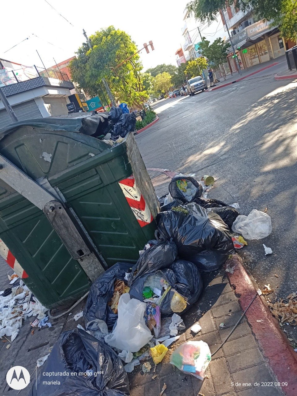 Contra los despidos: basura en las calles de Berazategui por reclamo municipal