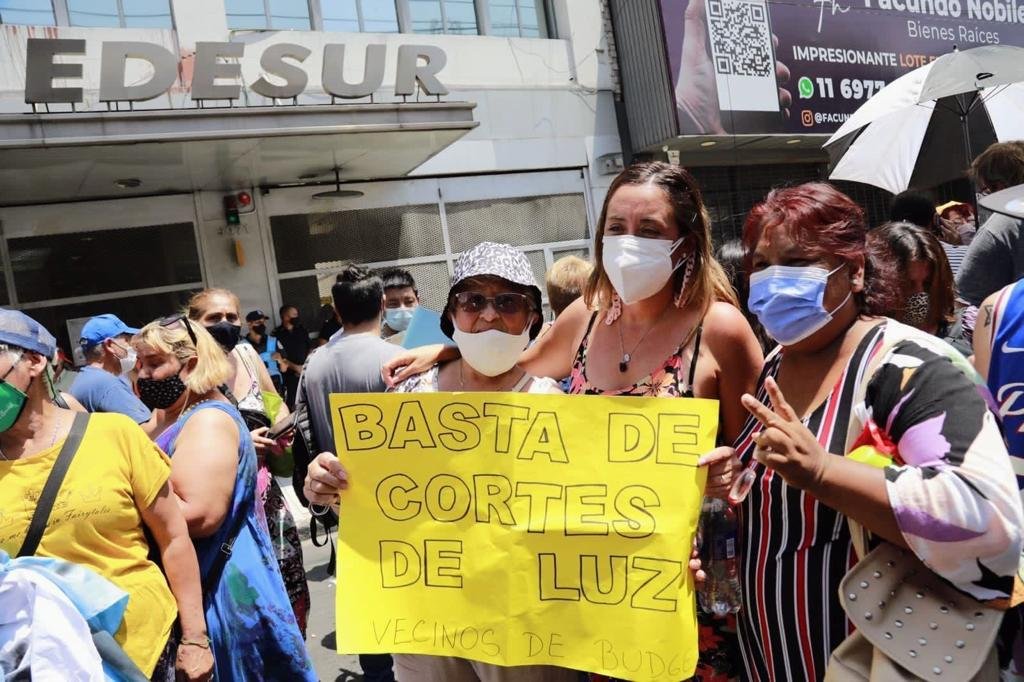 Protesta contra Edesur en Lomas: la intendenta interina Marina Lesci marchó junto a vecinos y vecinas
