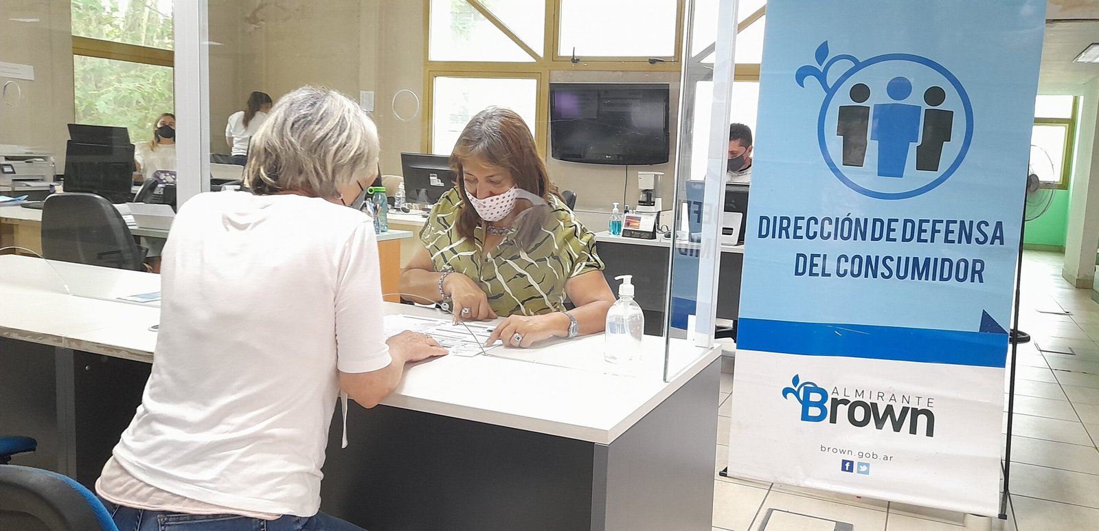 Defensa del consumidor asiste a usuarios de Edesur afectados por los cortes