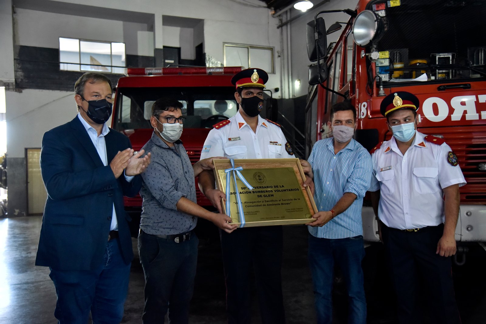Cascallares y Fabiani junto a los Bomberos de Glew en su 50° aniversario