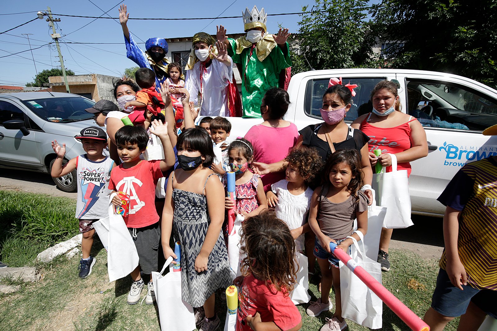 Los Reyes Magos llevaron alegría y magia a los niños de las instituciones brownianas