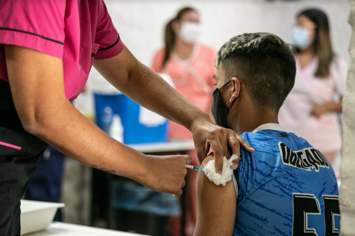 A un año de la primera vacuna contra el Covid en Brown, el Municipio destacó el trabajo realizado en los centros de vacunación