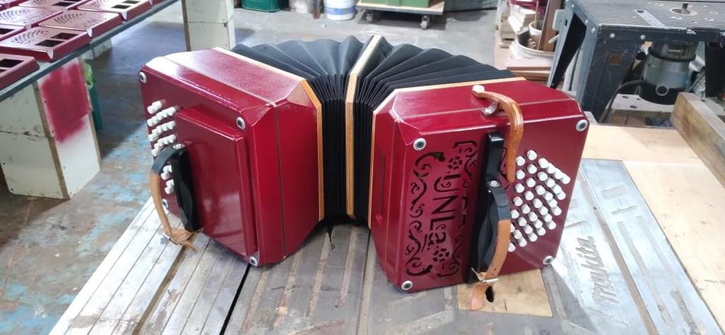 La UNLa avanza en la cuarta generación de “Pichuco”, el bandoneón fabricado en la Universidad