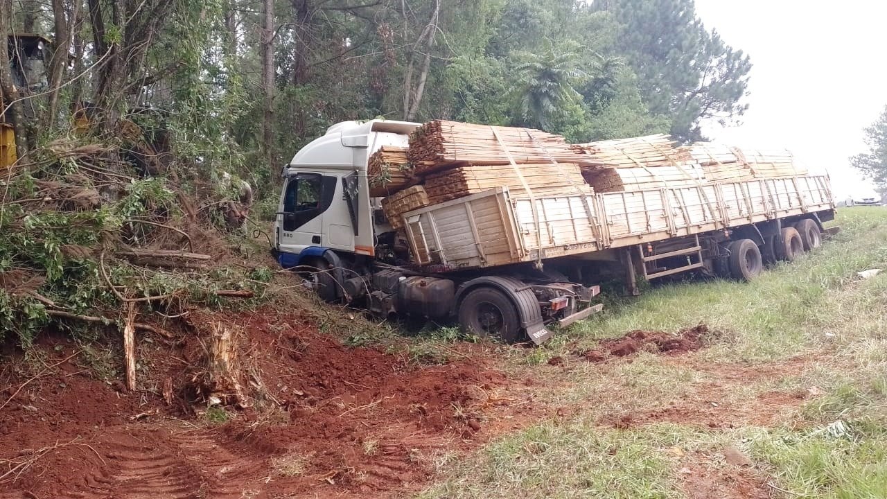Misiones: al verse acorralado, conductor se arrojó de un camión con una tonelada de marihuana