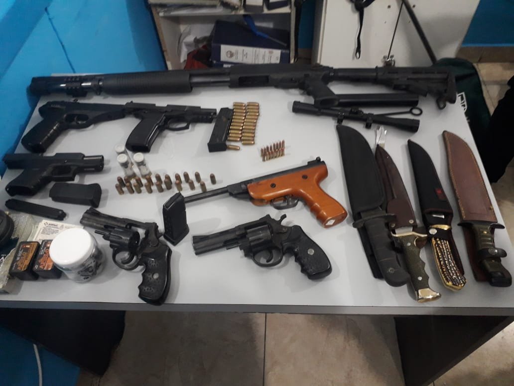 Sorpresa en Quilmes: detienen in fraganti a tres sujetos que intentaban violentar una vivienda, pero adentro de la casa hallaron un arsenal
