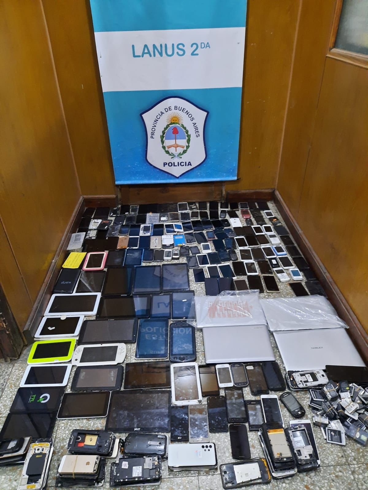 Megaoperativo en Lanús Este por robo de celulares: doce locales clausurados y cuatro detenidos