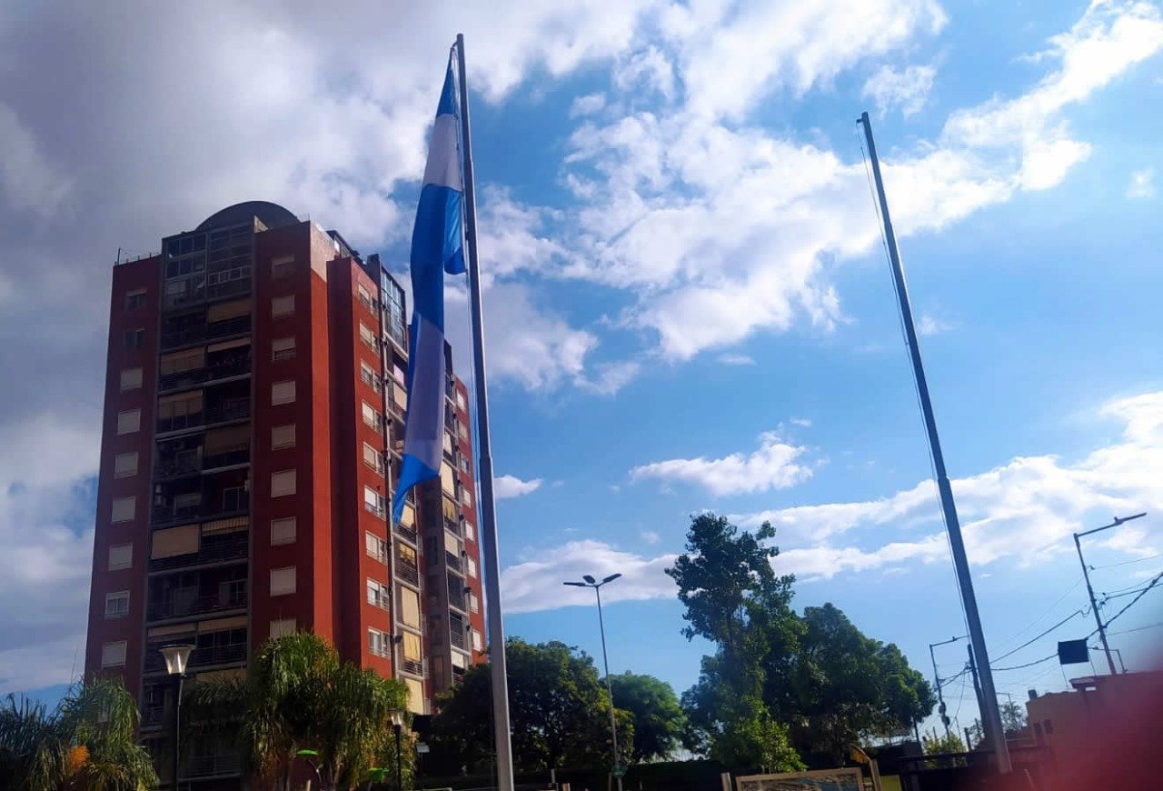 Avellaneda: repudian la decisión de la gestión de retirar la bandera del país a la Plaza Ucrania