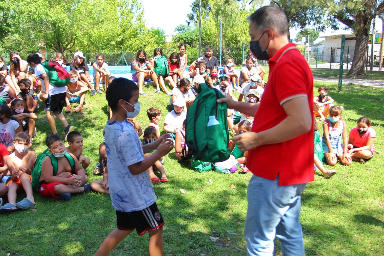 Echeverría: Fernando Gray entregó kits a las y los chicos que asisten a la Colonia de Verano