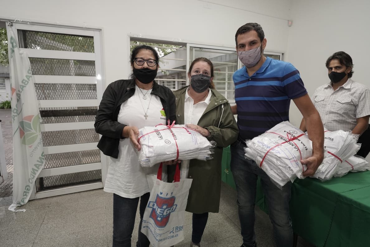 En Esteban Echeverría: continúa la entrega de guardapolvos