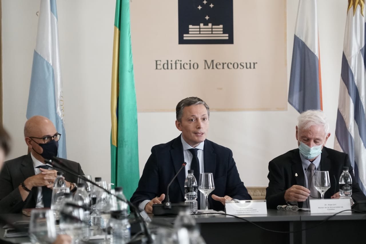 Fernando Gray firmó un convenio para fortalecer el trabajo de Mercociudades con las universidades